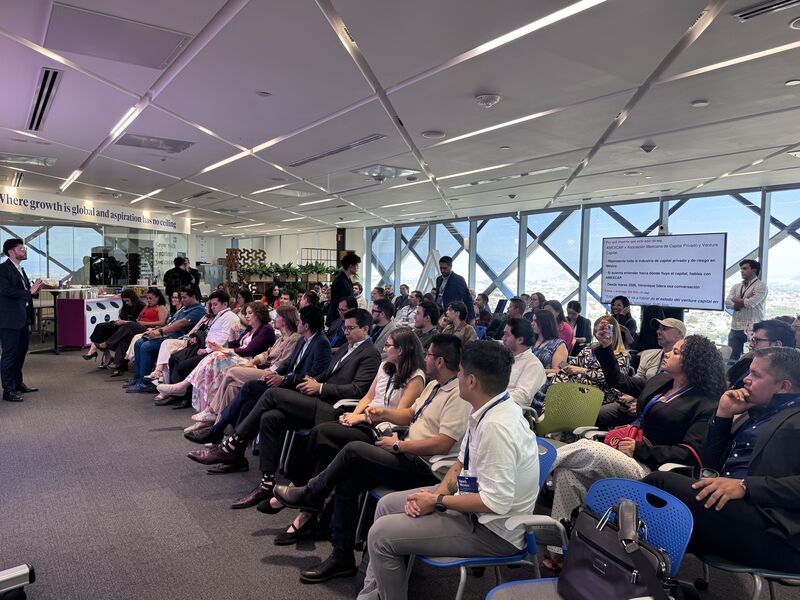 Second edition of Health2Tech CDMX: a full room of attendees on the 33rd floor of Torre BBVA, Mexico City, during the Capital & Innovation in Health session.